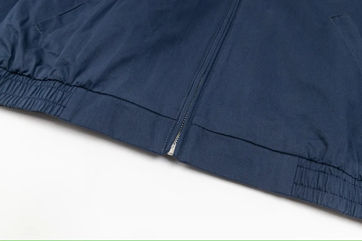 P300 model number: G317 Ralph Lauren's new 24ss classic embroidered logo lapel executive zipper jacket for both men and women. 1️⃣Selected from high-quality original developed pure cotton fabric, with customized plaid lining inside, the overall wear effect is very soft and comfortable. 2️⃣The workmanship details are perfectly controlled, with exquisite small logo embroidery on the chest, and the unique design style of splicing technology is used on the dropped shoulders to highlight your personality! The version is simple but not simple! 3️⃣ Complete with tag accessories, unisex design, and a very versatile jacket for men and women!  Color: black, navy blue, khaki Size: S, M, L, XL